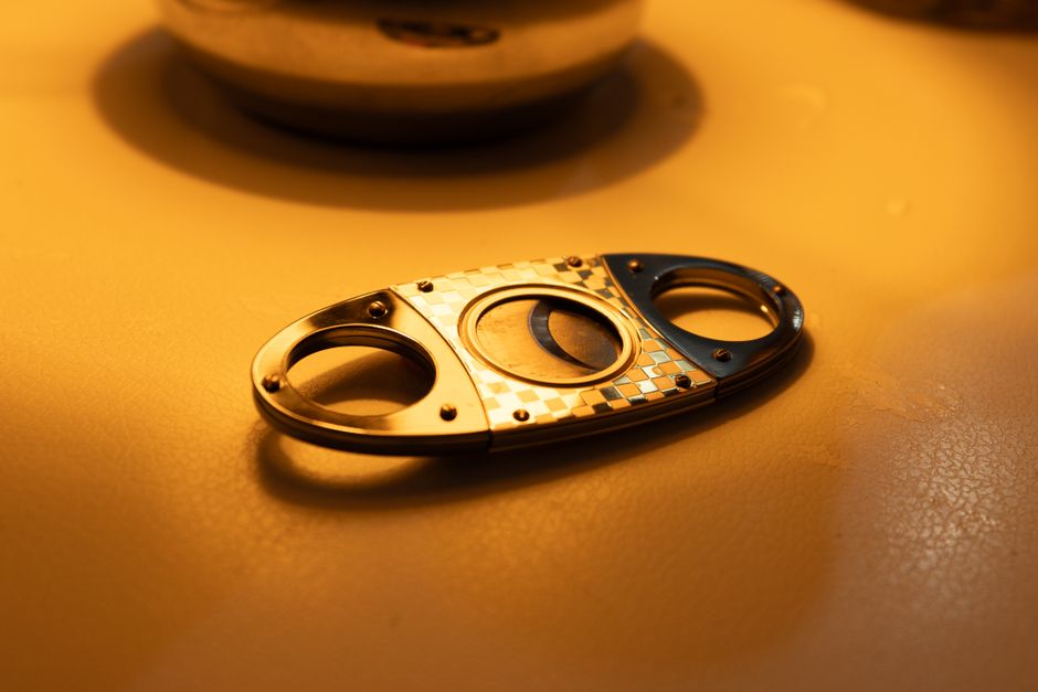 V-cut cigar cutter
