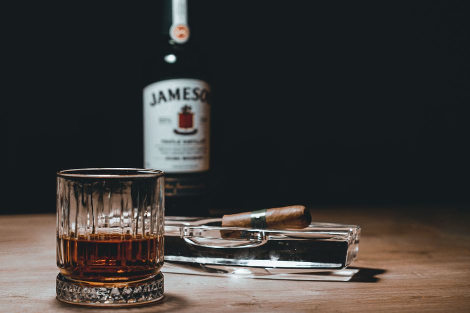 Whiskey glass with attached cigar rest gift set