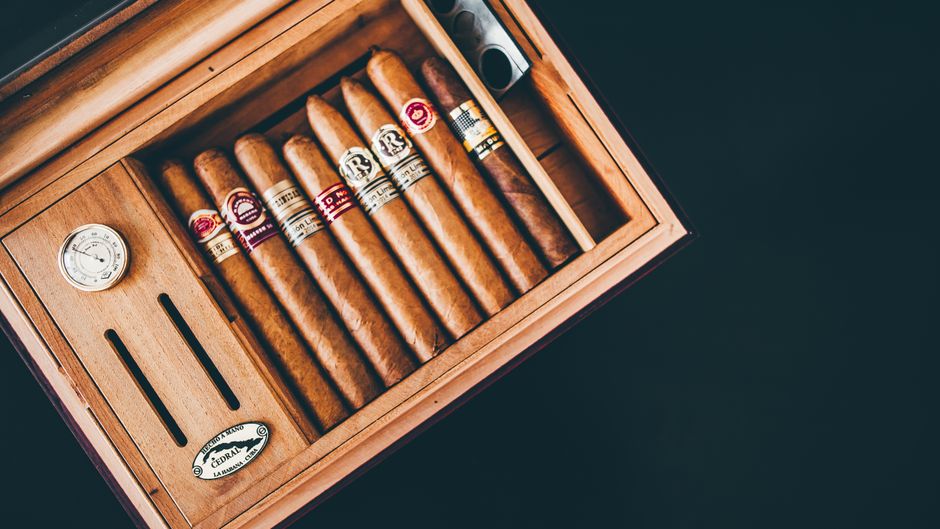 Glass-top desktop cigar humidor