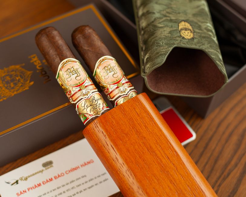 Crushproof waterproof travel cigar humidor case