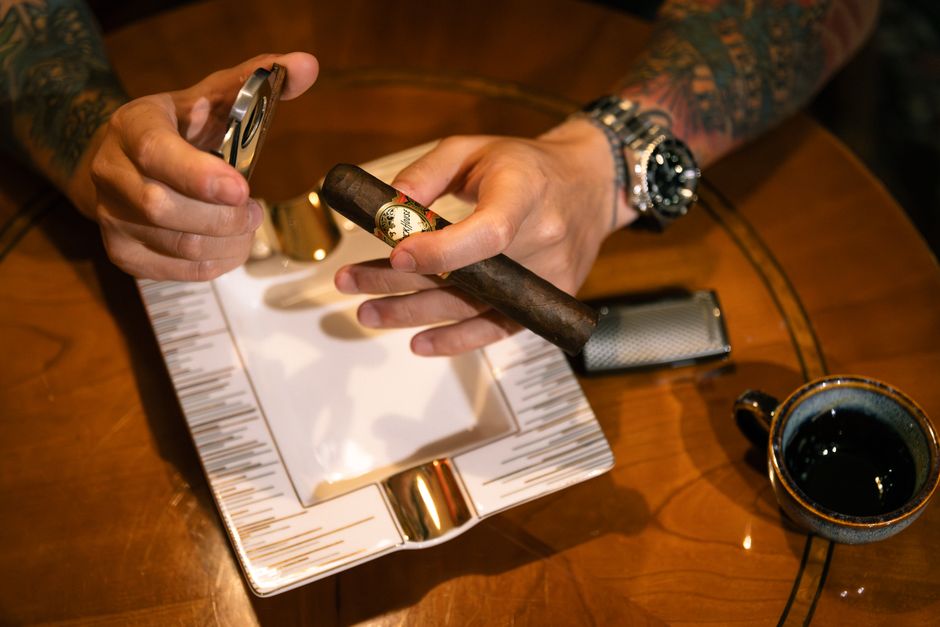 Quad-flame tabletop cigar torch lighter